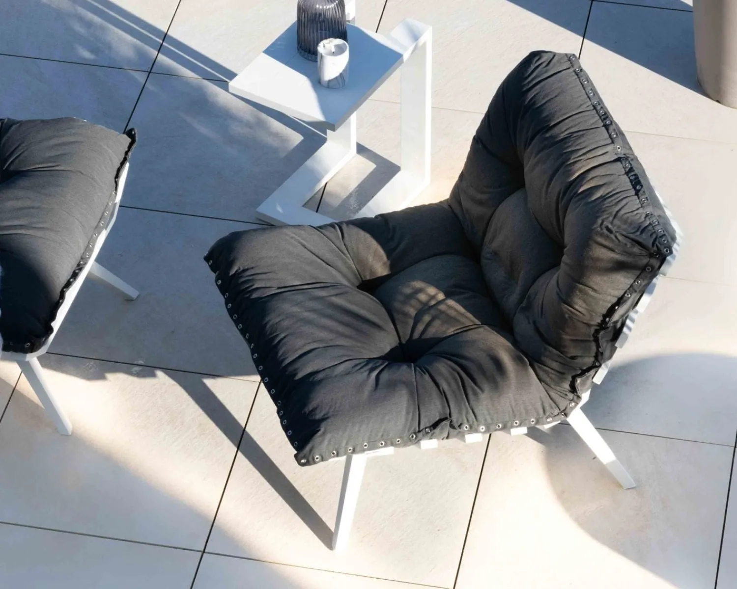 Meuble House Fauteuil d'extérieur grand confort avec repose-pieds modulaire gris foncé et blanc "Lisca" New