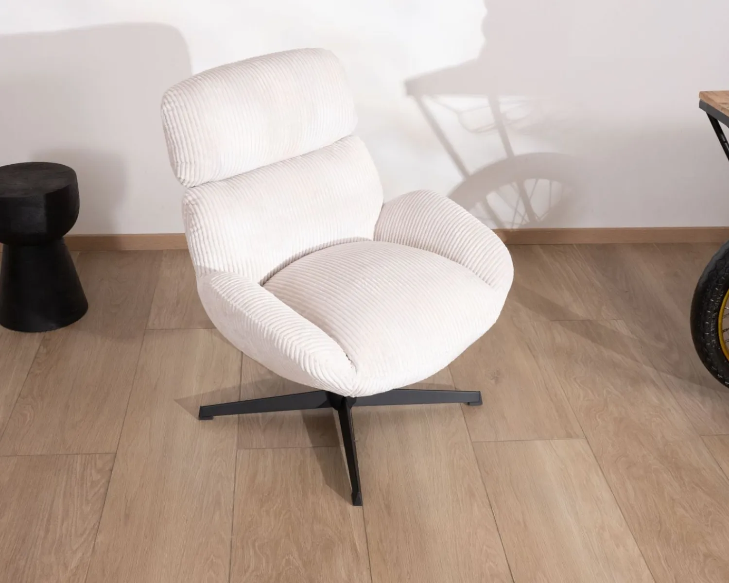 Meuble House Fauteuil enveloppant en tissu blanc et pied pivotant en métal "Bissett" Discount