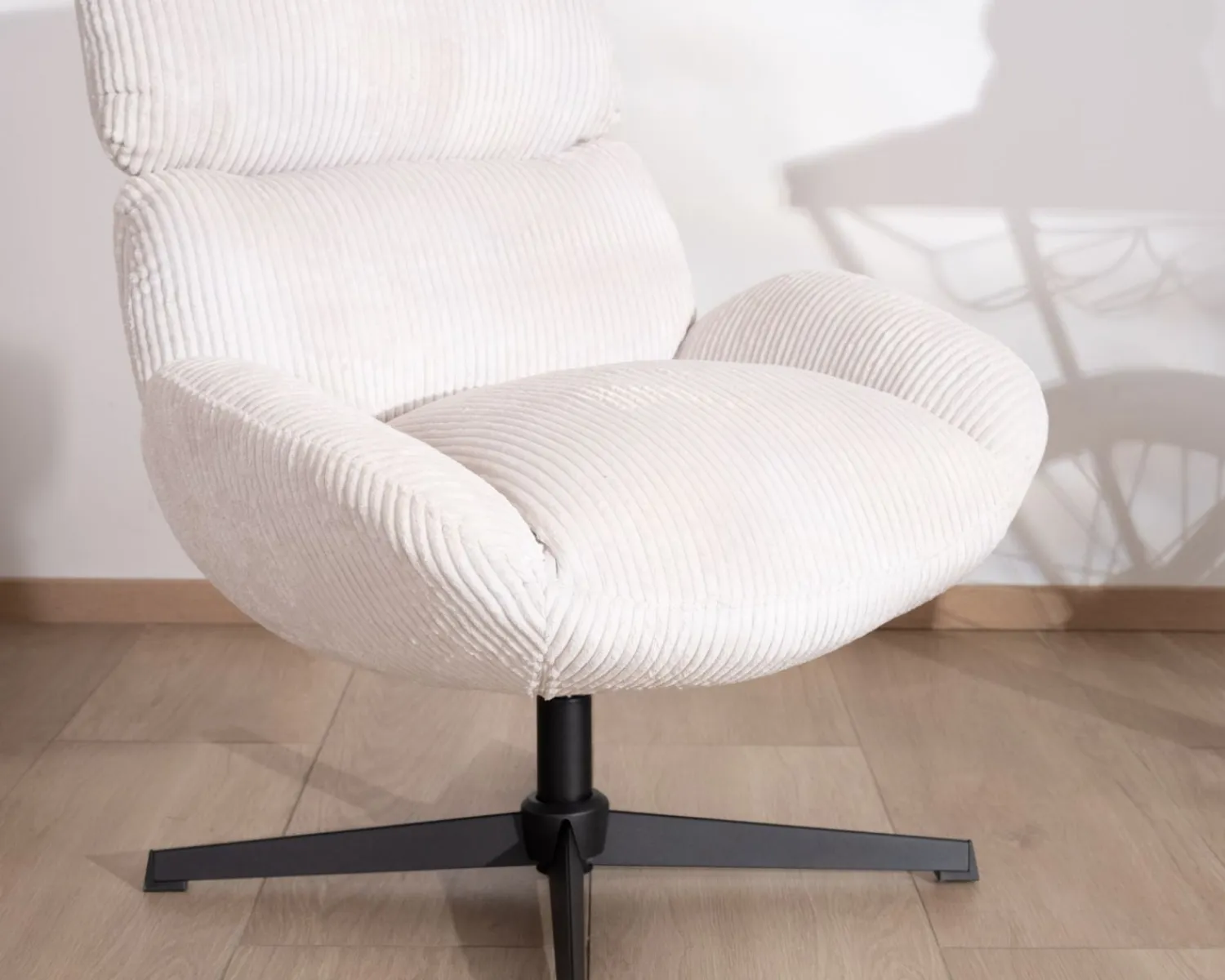Meuble House Fauteuil enveloppant en tissu blanc et pied pivotant en métal "Bissett" Discount