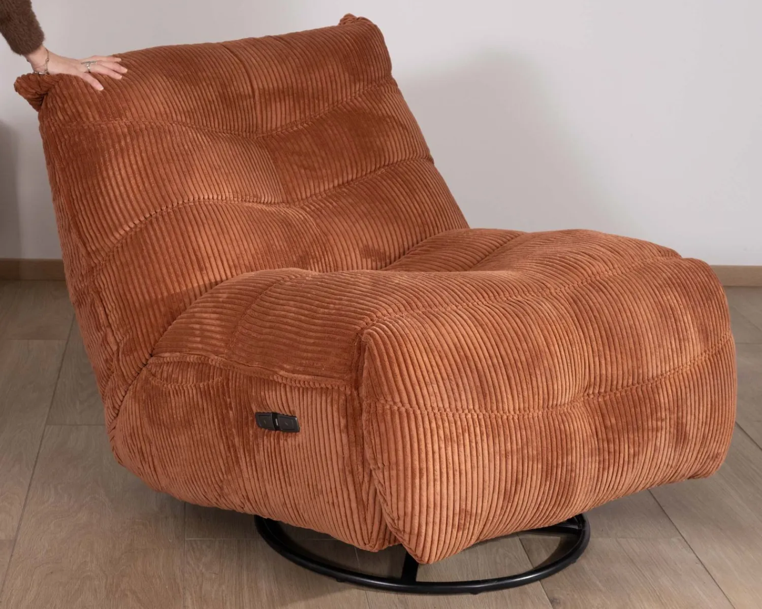 Meuble House Fauteuil enveloppant en velours côtelé terracotta "Cascada" rotatif avec repose-pieds relevable Sale