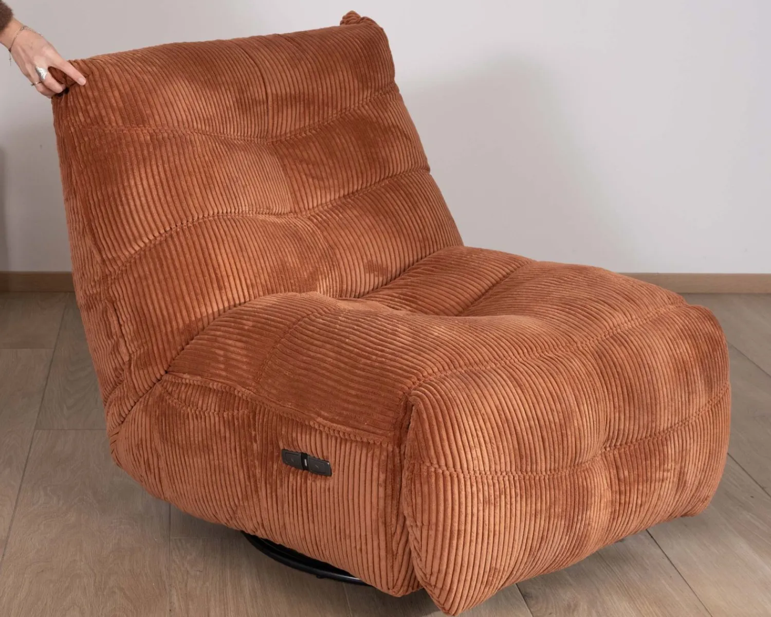 Meuble House Fauteuil enveloppant en velours côtelé terracotta "Cascada" rotatif avec repose-pieds relevable Sale