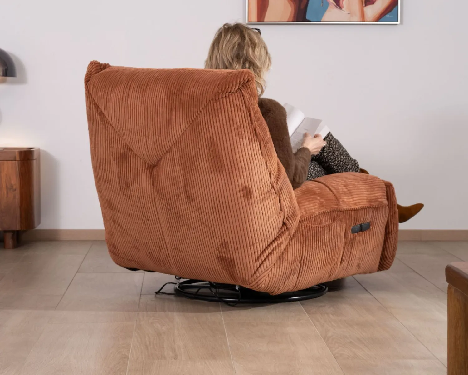 Meuble House Fauteuil enveloppant en velours côtelé terracotta "Cascada" rotatif avec repose-pieds relevable Sale