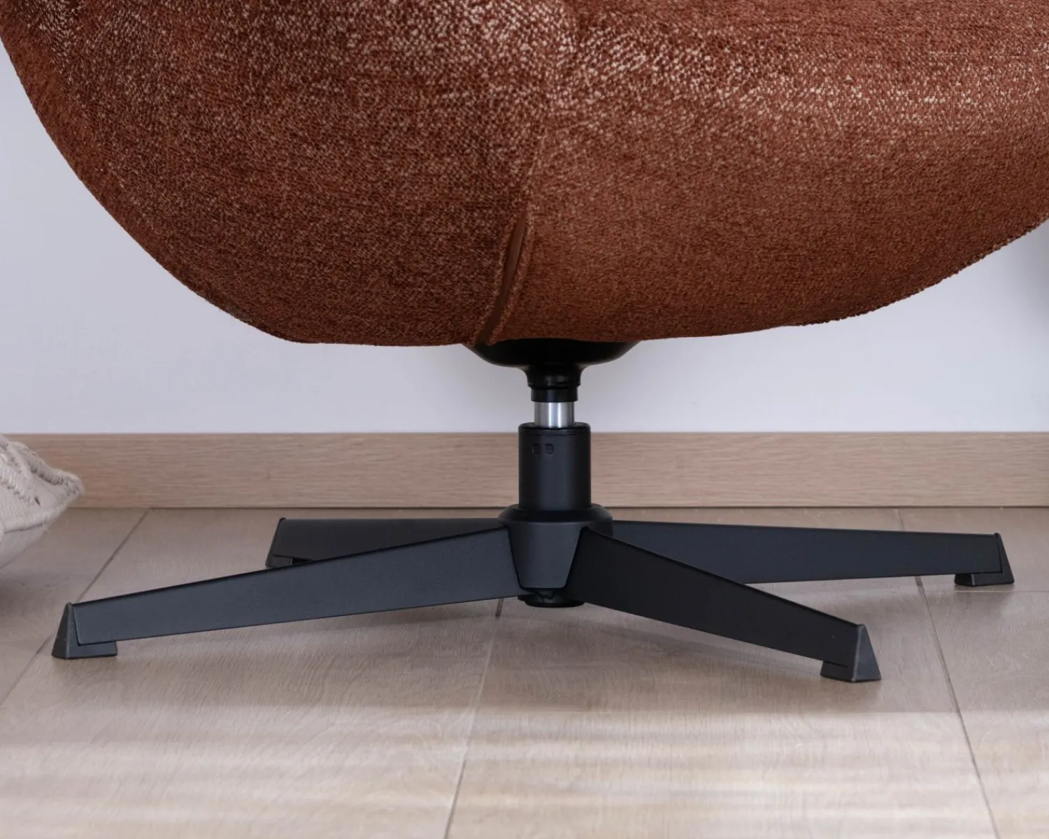 Meuble House Fauteuil enveloppant et pivotant esprit cocooning et rétro "Calista" en tissu bouclette terracotta