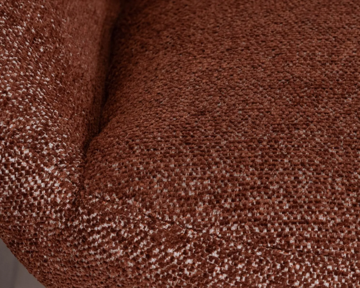 Meuble House Fauteuil enveloppant et pivotant esprit cocooning et rétro "Calista" en tissu bouclette terracotta
