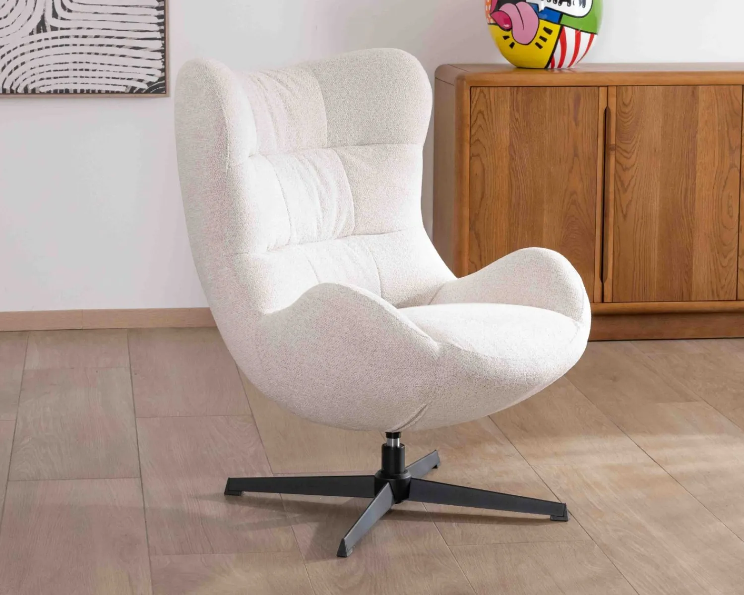 Meuble House Fauteuil pivotant cocooning en tissu bouclette blanc cassé "Calista" forme enveloppante