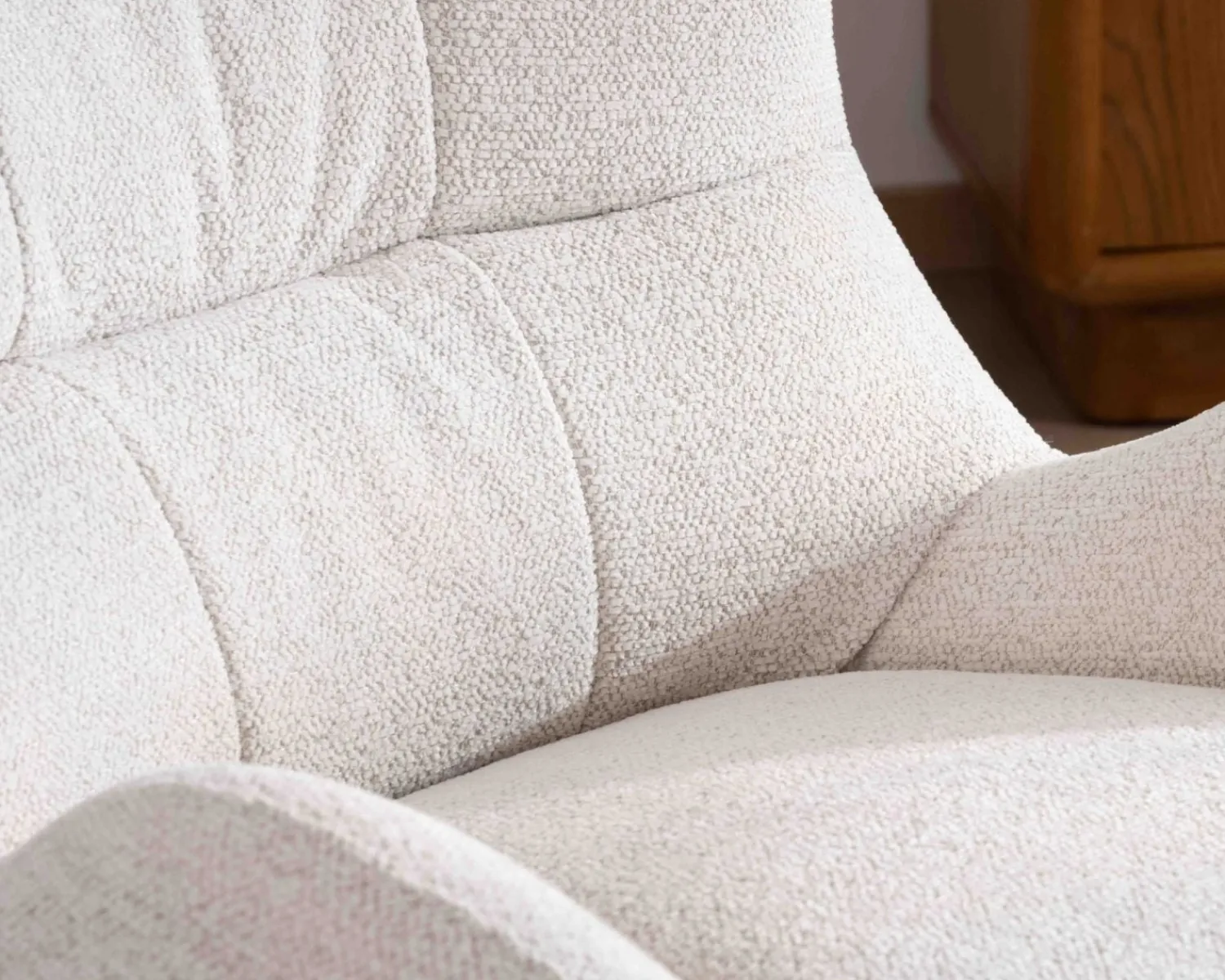 Meuble House Fauteuil pivotant cocooning en tissu bouclette blanc cassé "Calista" forme enveloppante