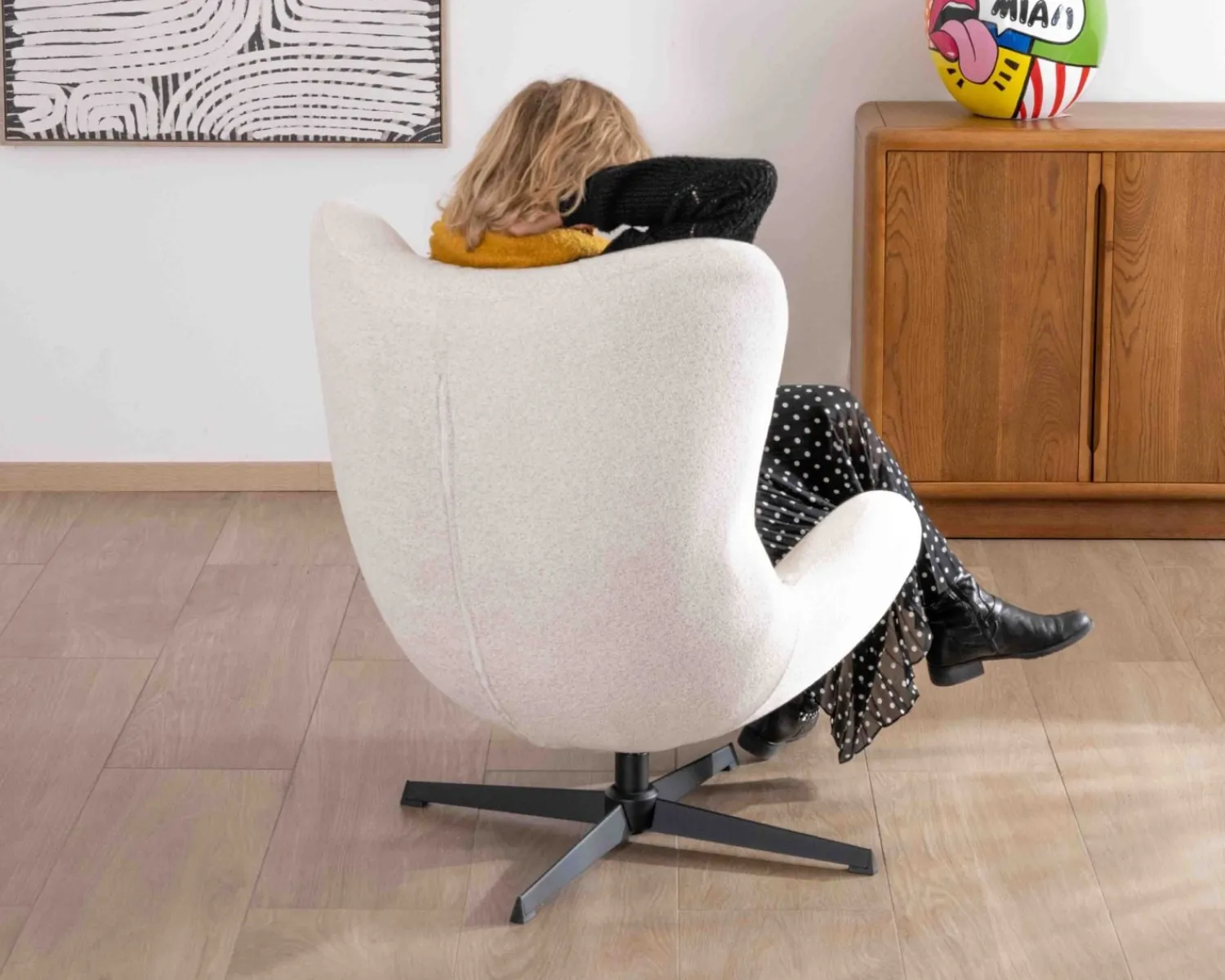 Meuble House Fauteuil pivotant cocooning en tissu bouclette blanc cassé "Calista" forme enveloppante