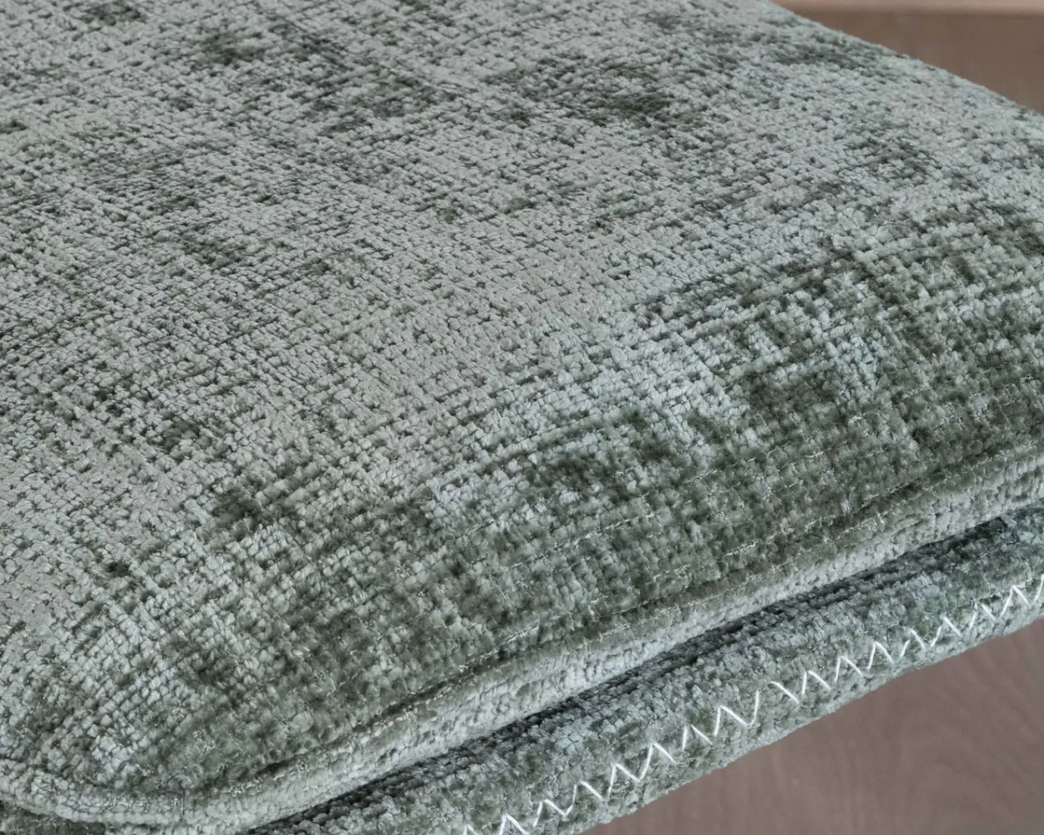 Meuble House Fauteuil rotatif design rétro en tissu soyeux vert sauge "Branson" avec pouf Clearance