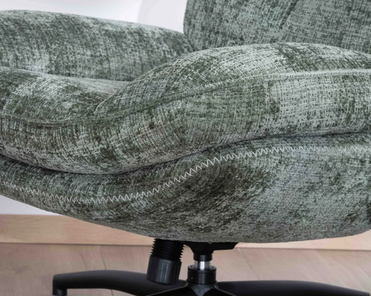 Meuble House Fauteuil rotatif design rétro en tissu soyeux vert sauge "Branson" avec pouf Clearance