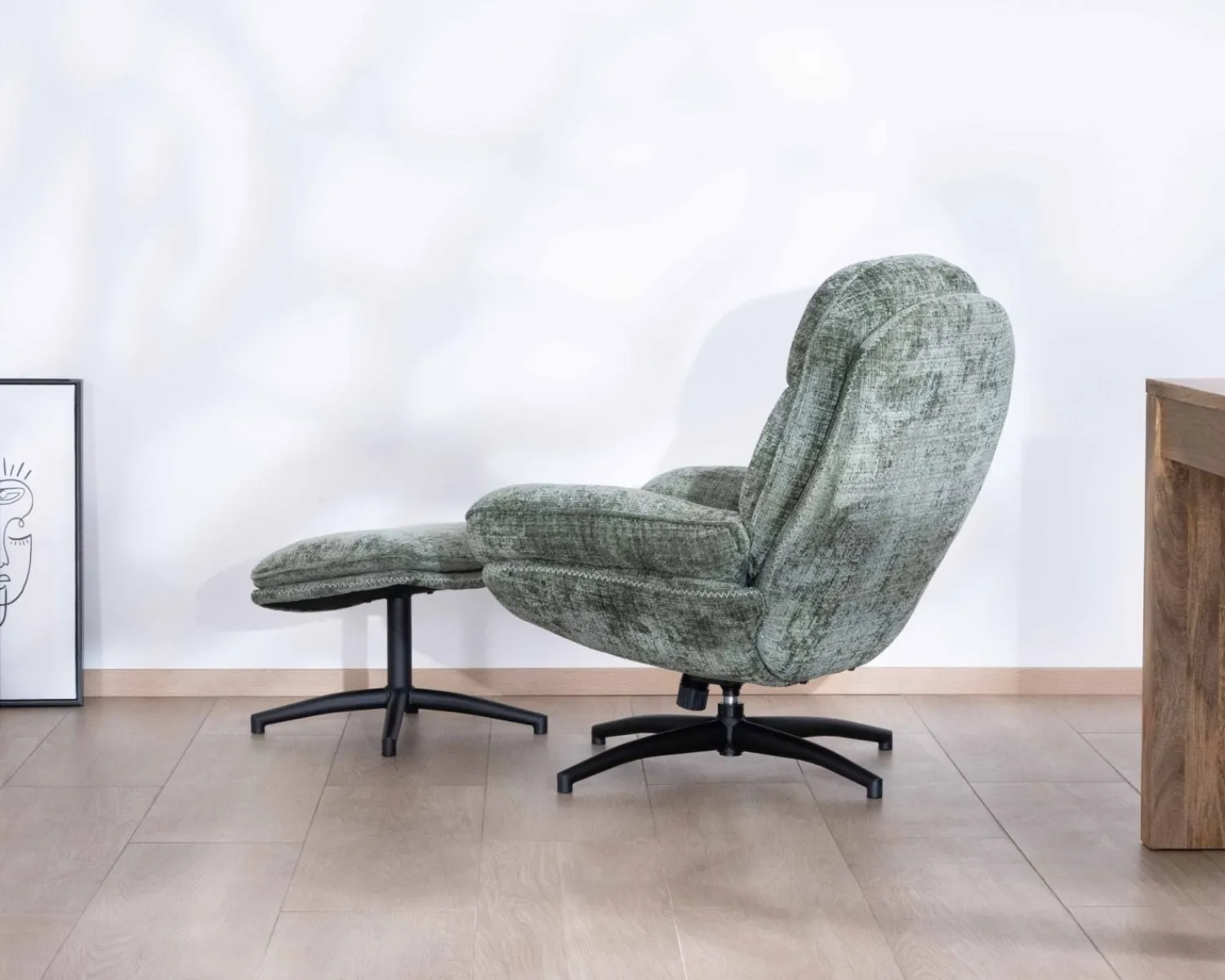Meuble House Fauteuil rotatif design rétro en tissu soyeux vert sauge "Branson" avec pouf Clearance