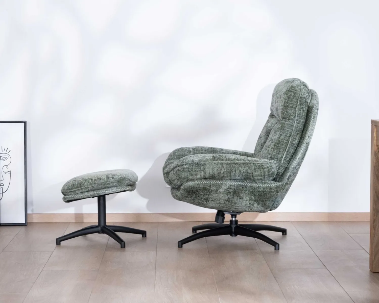 Meuble House Fauteuil rotatif design rétro en tissu soyeux vert sauge "Branson" avec pouf Clearance