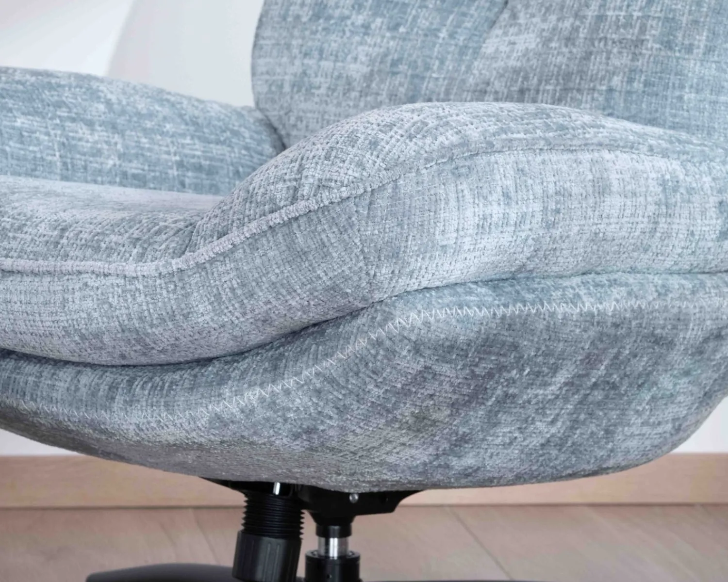 Meuble House Fauteuil rotatif enveloppant avec repose-pieds "Branson" en tissu bleu glacier Sale