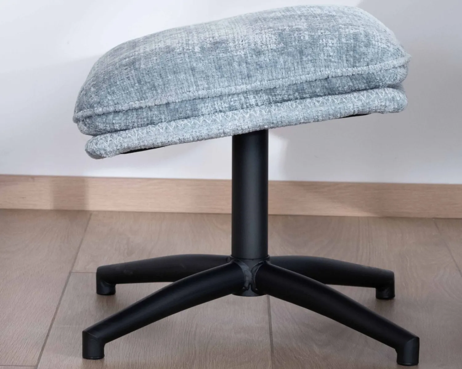 Meuble House Fauteuil rotatif enveloppant avec repose-pieds "Branson" en tissu bleu glacier Sale