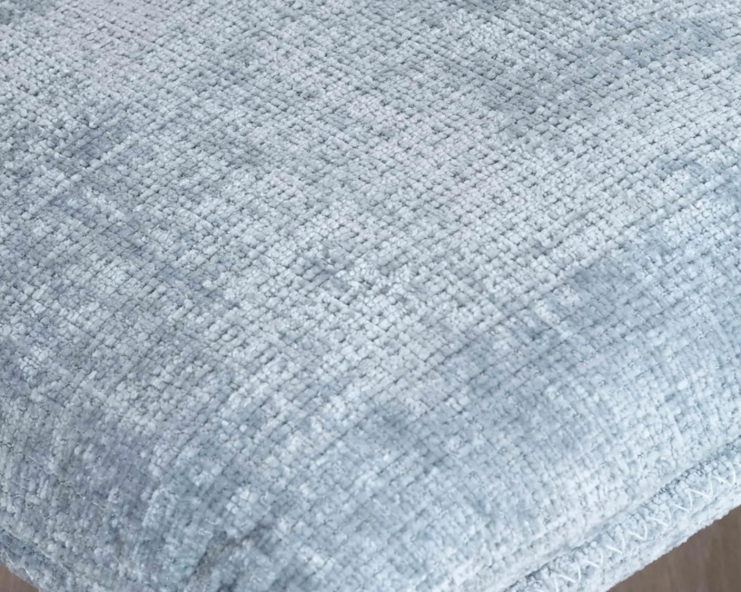 Meuble House Fauteuil rotatif enveloppant avec repose-pieds "Branson" en tissu bleu glacier Sale