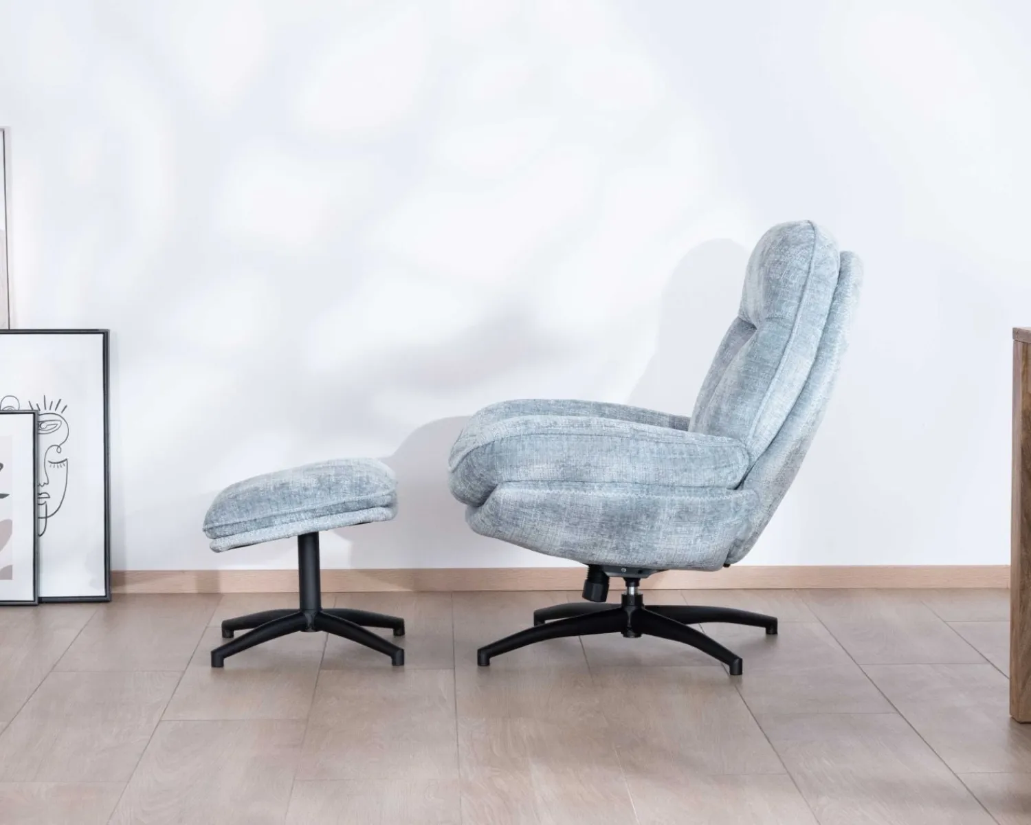 Meuble House Fauteuil rotatif enveloppant avec repose-pieds "Branson" en tissu bleu glacier Sale