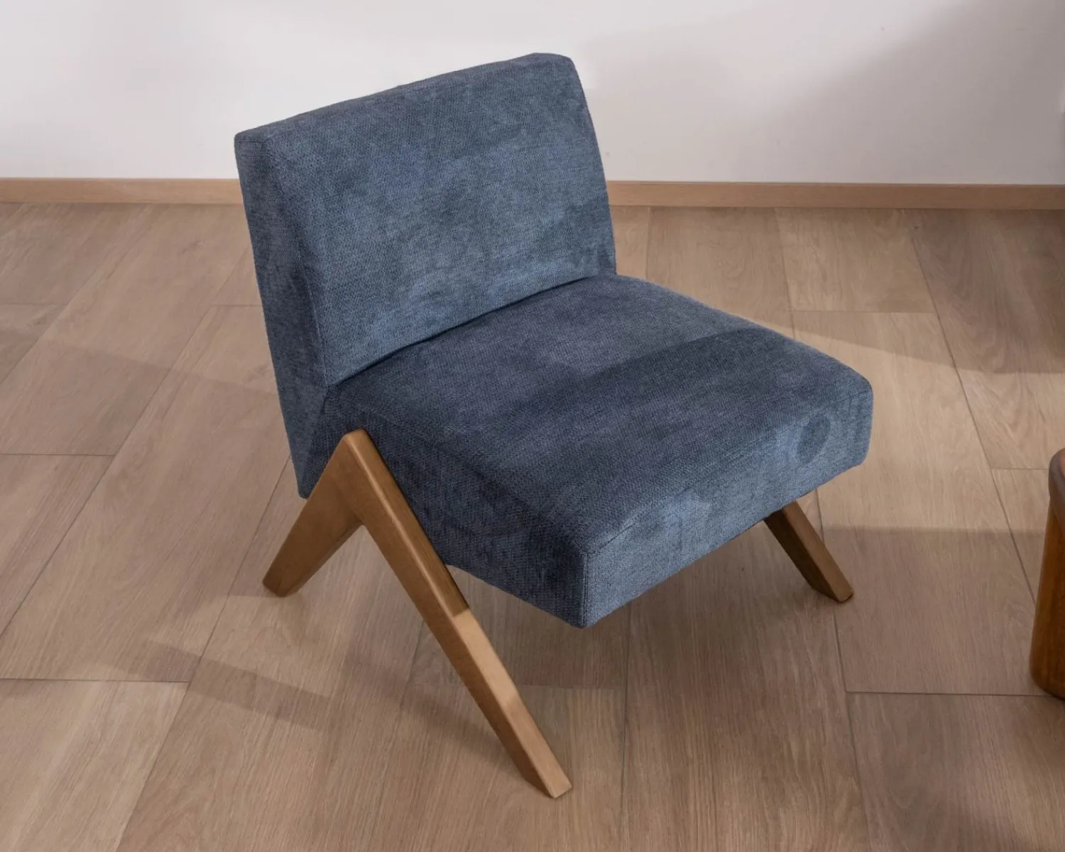 Meuble House Fauteuil rétro tissu bleu foncé avec pieds bois boomerang "Tolga"
