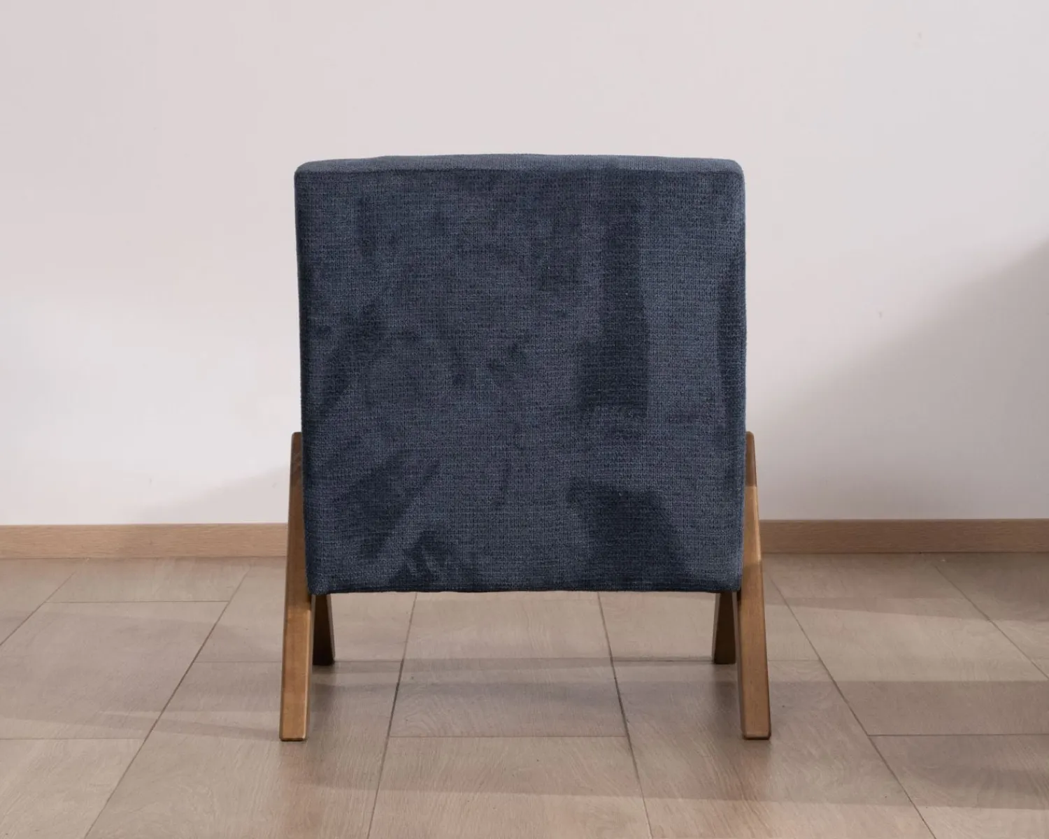 Meuble House Fauteuil rétro tissu bleu foncé avec pieds bois boomerang "Tolga"