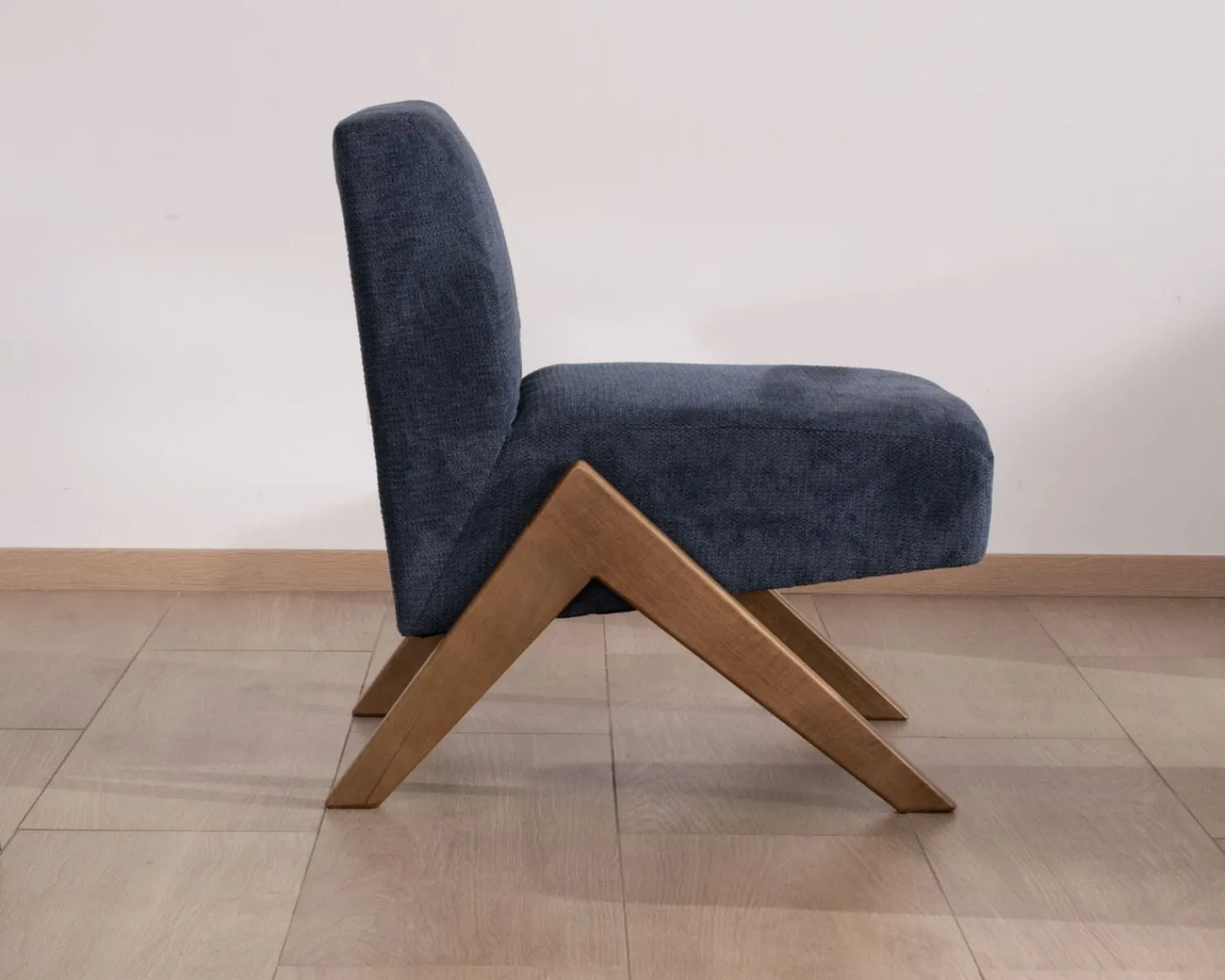 Meuble House Fauteuil rétro tissu bleu foncé avec pieds bois boomerang "Tolga"