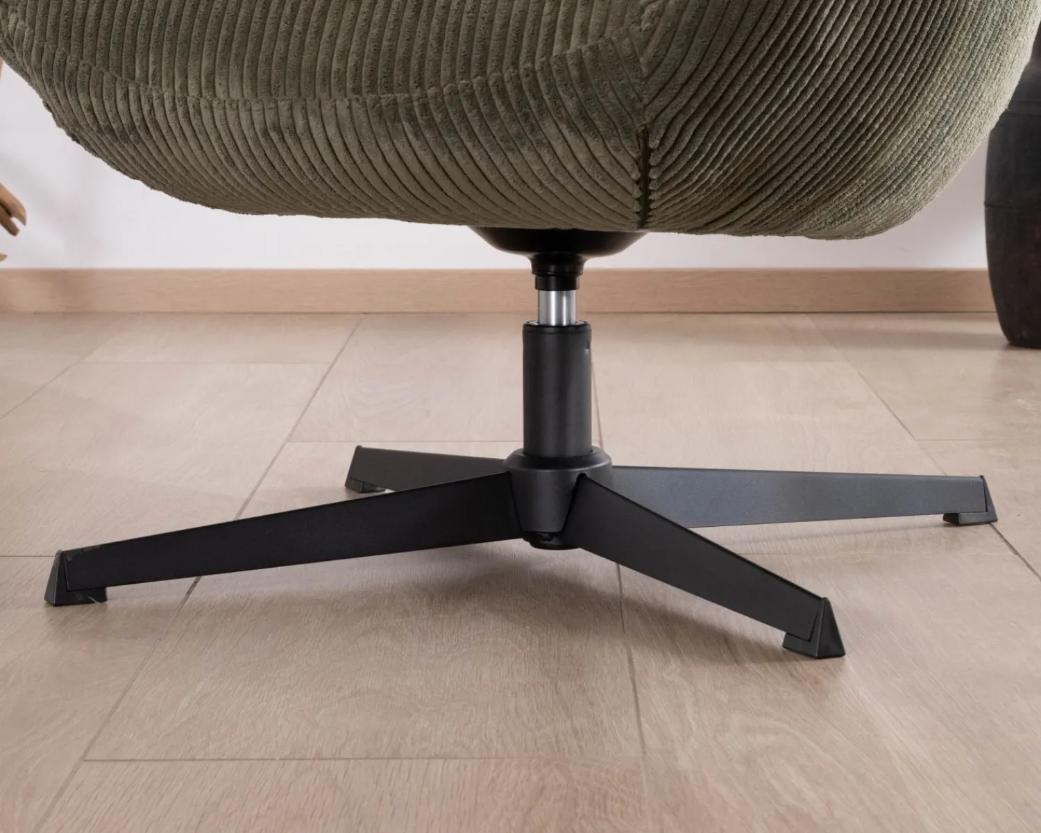 Meuble House Fauteuil ultra confort tournant 360° en velours côtelé vert doux "Bissett" Sale