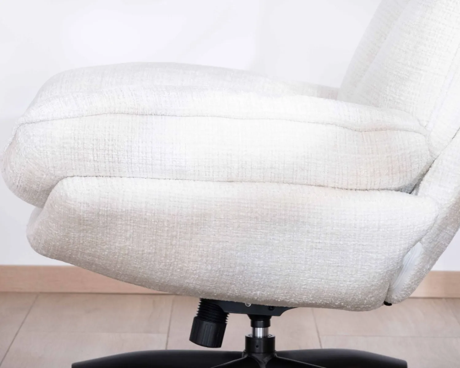 Meuble House Fauteuil vintage avec pouf en tissu blanc ultra doux "Branson" Outlet