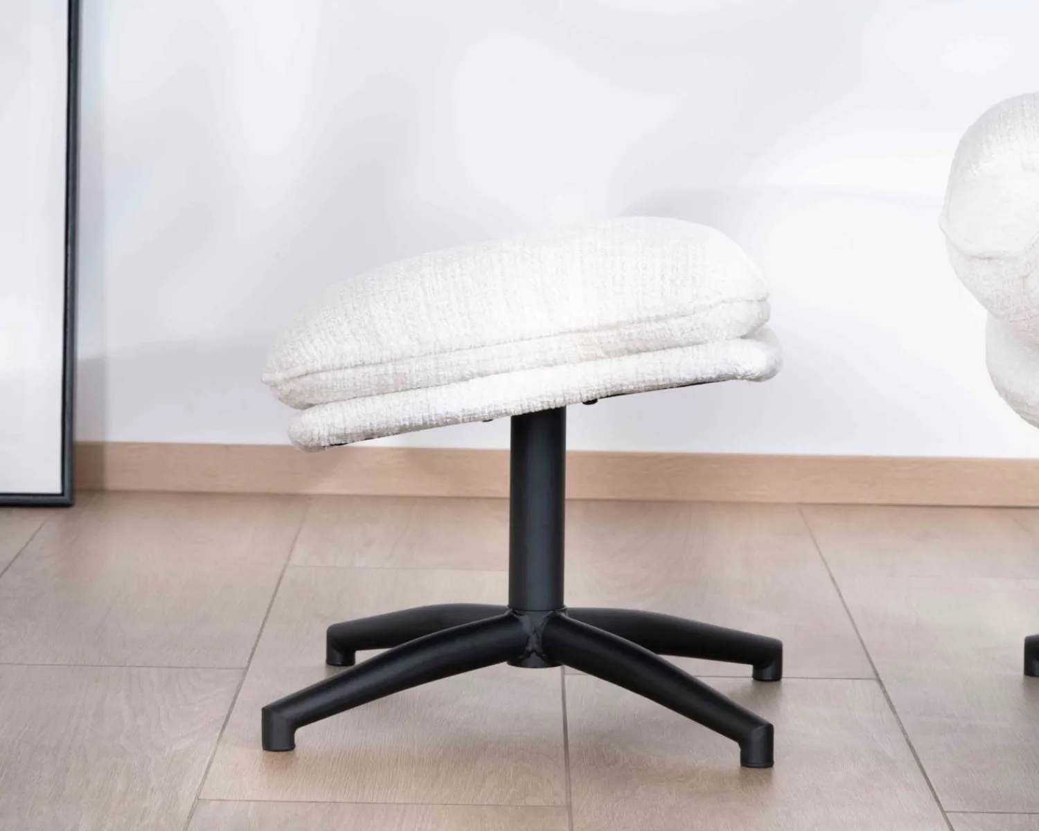 Meuble House Fauteuil vintage avec pouf en tissu blanc ultra doux "Branson" Outlet