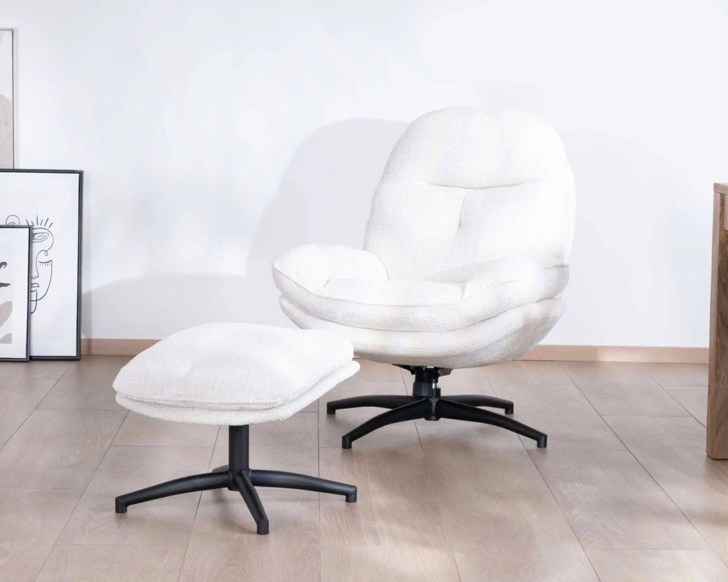 Meuble House Fauteuil vintage avec pouf en tissu blanc ultra doux "Branson" Outlet