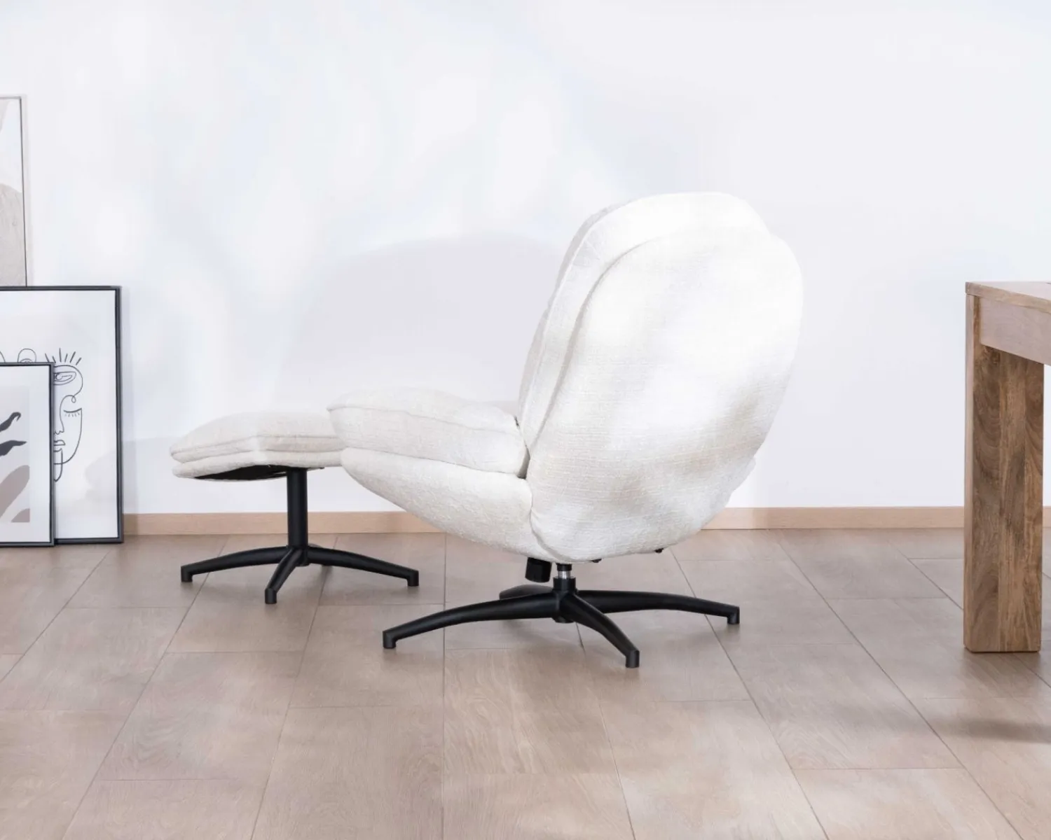 Meuble House Fauteuil vintage avec pouf en tissu blanc ultra doux "Branson" Outlet