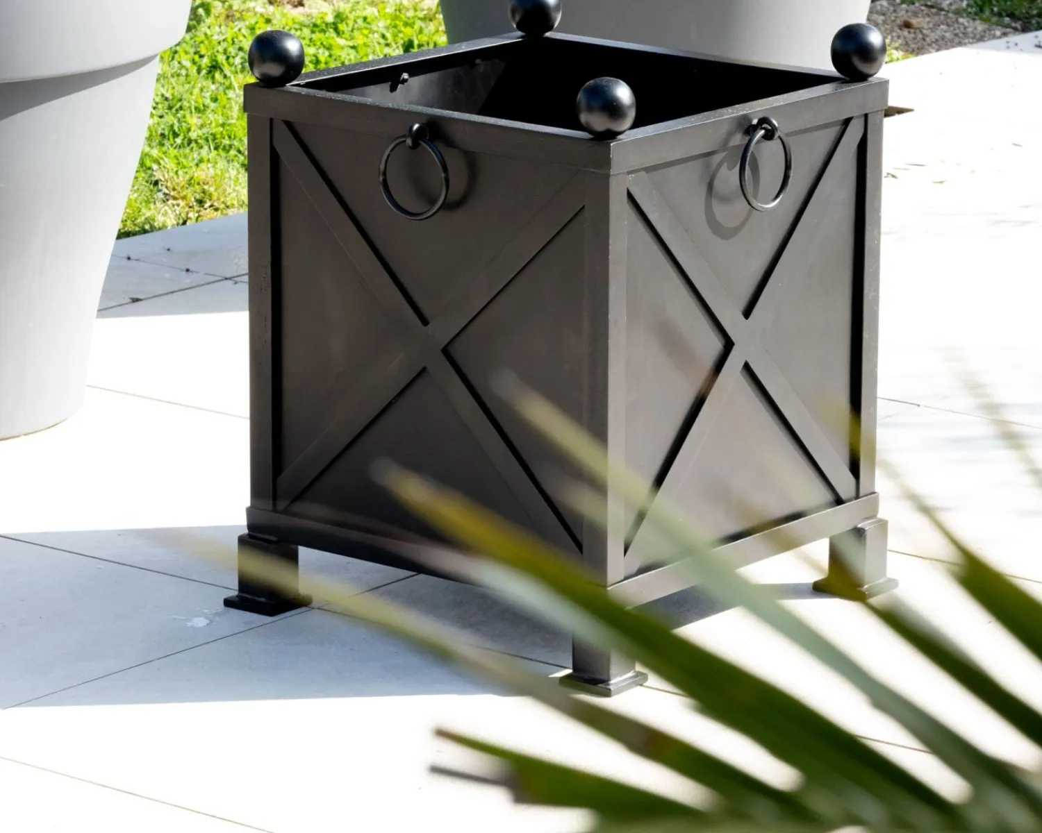 Meuble House Grand bac cache pot décoratif 65 cm en métal noir "Gardénia" Clearance