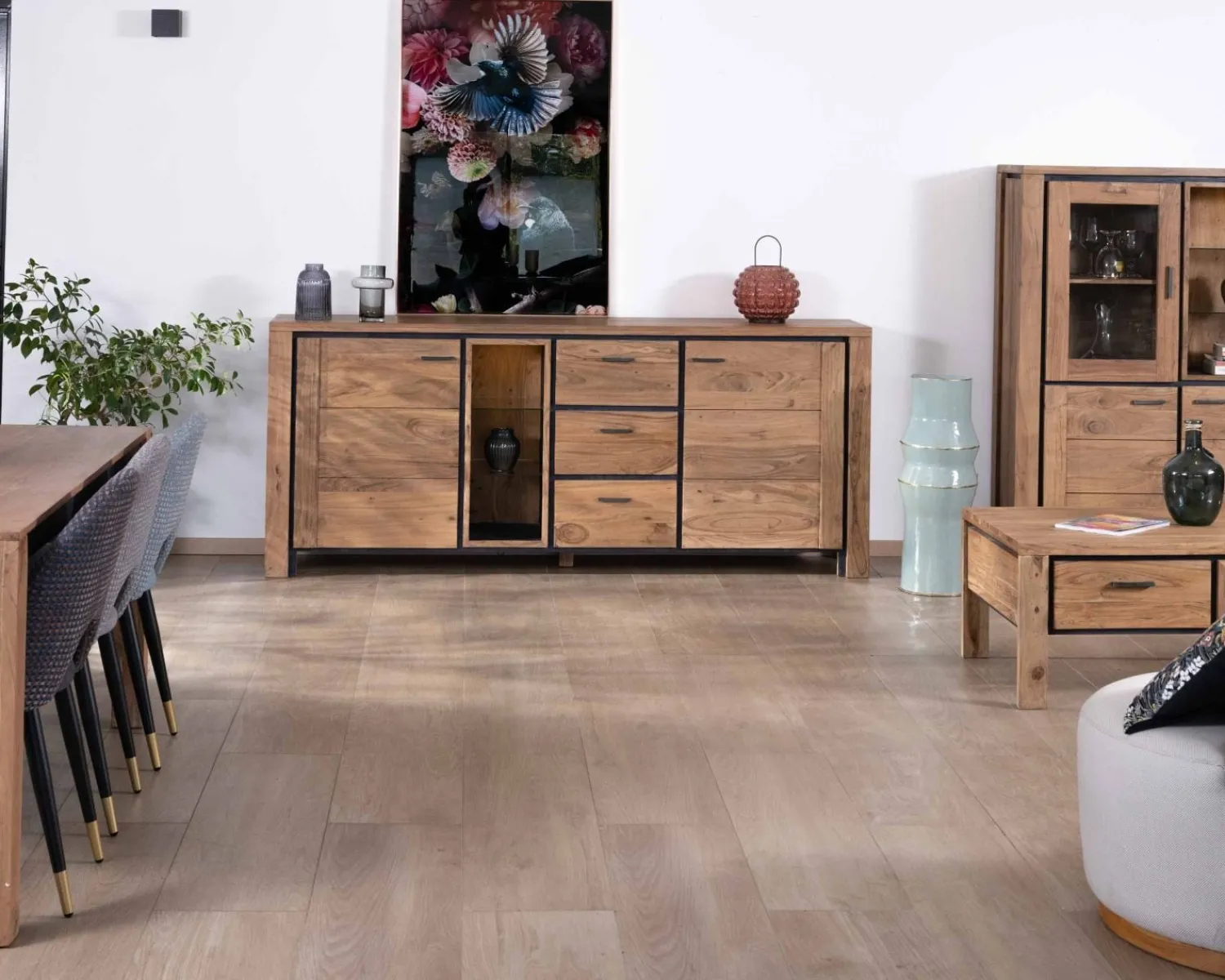 Meuble House Grand buffet 215 cm acacia massif avec relief noirs, tiroirs et niche avec étagères vitrées "Fantaisie"