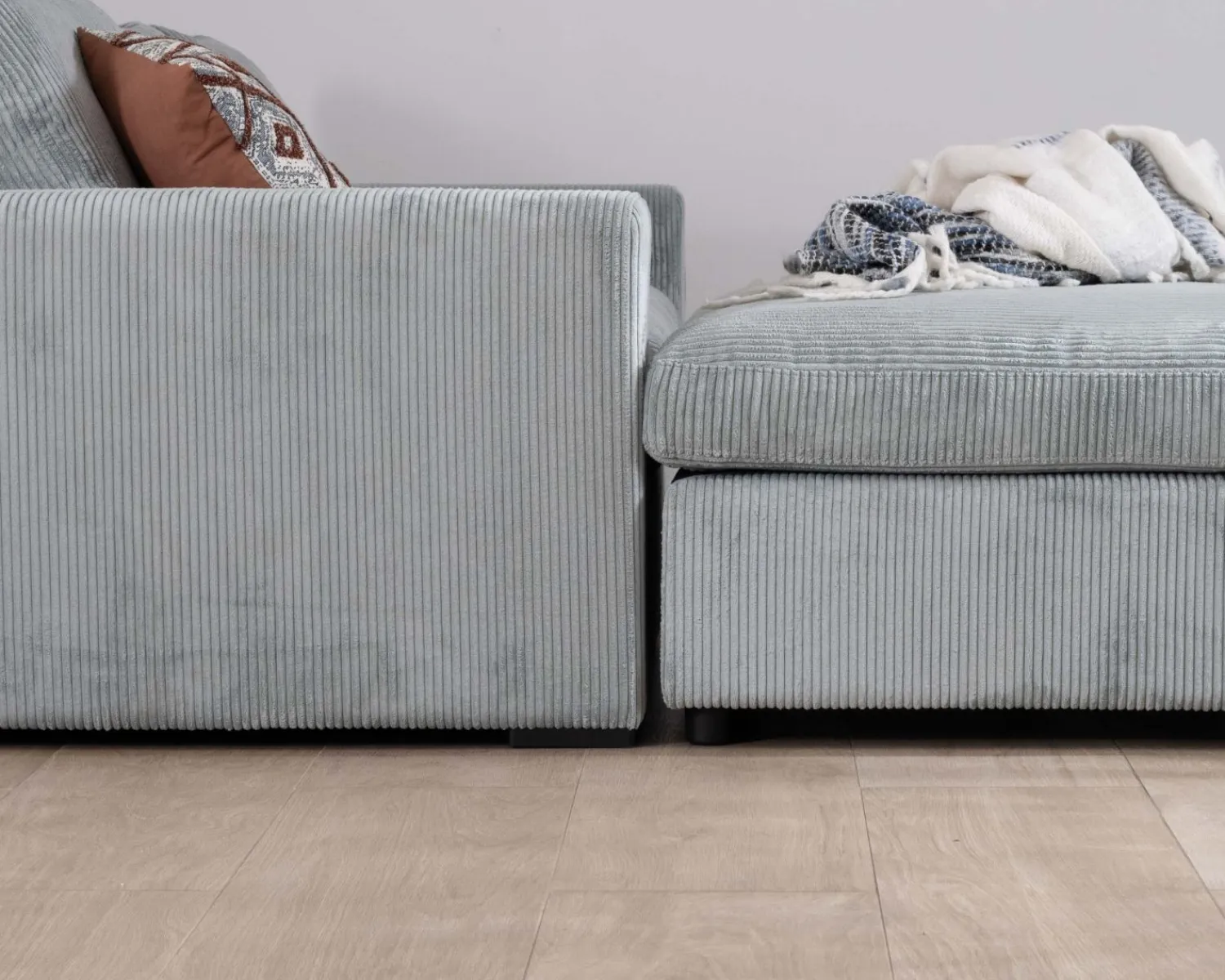 Meuble House Grand canapé moelleux avec pouf modulaire "Tuléar" en velours côtelé bleu grisé Hot