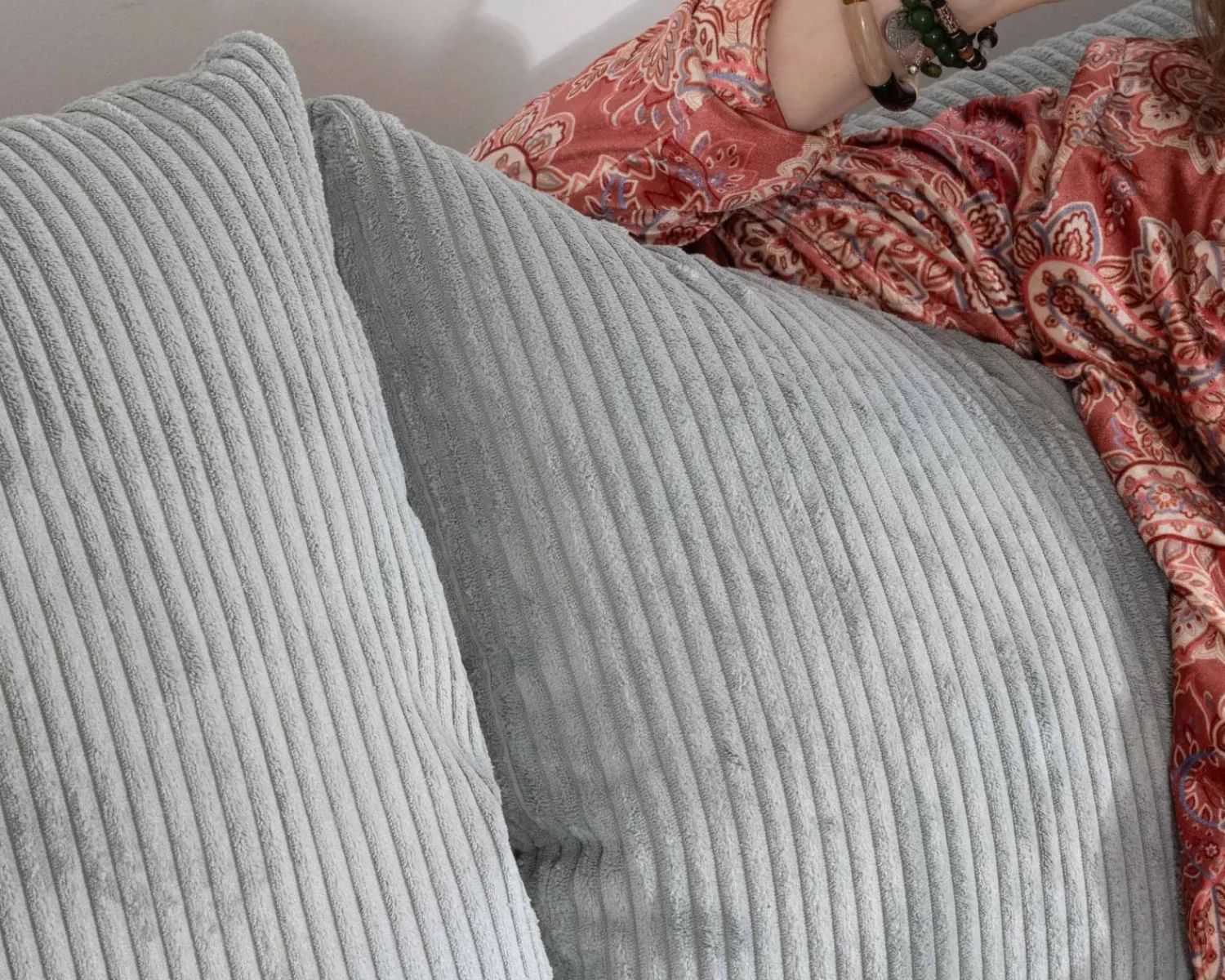 Meuble House Grand canapé moelleux avec pouf modulaire "Tuléar" en velours côtelé bleu grisé Hot
