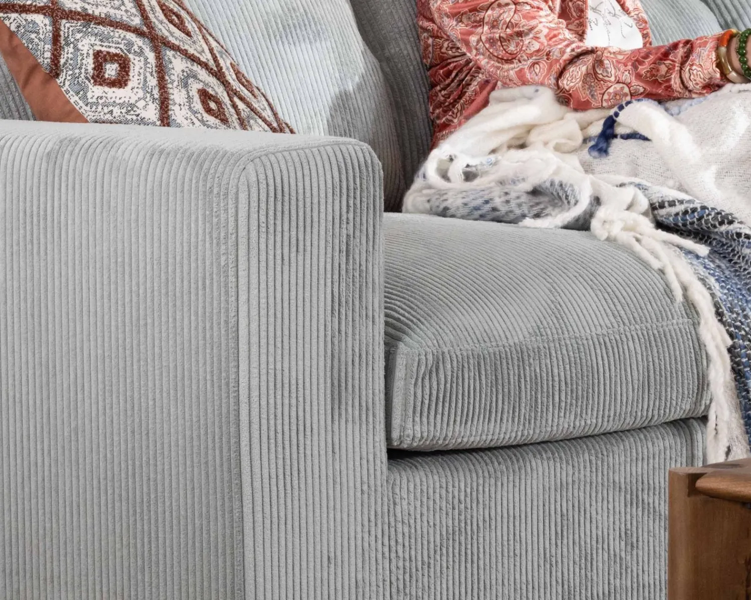 Meuble House Grand canapé moelleux avec pouf modulaire "Tuléar" en velours côtelé bleu grisé Hot