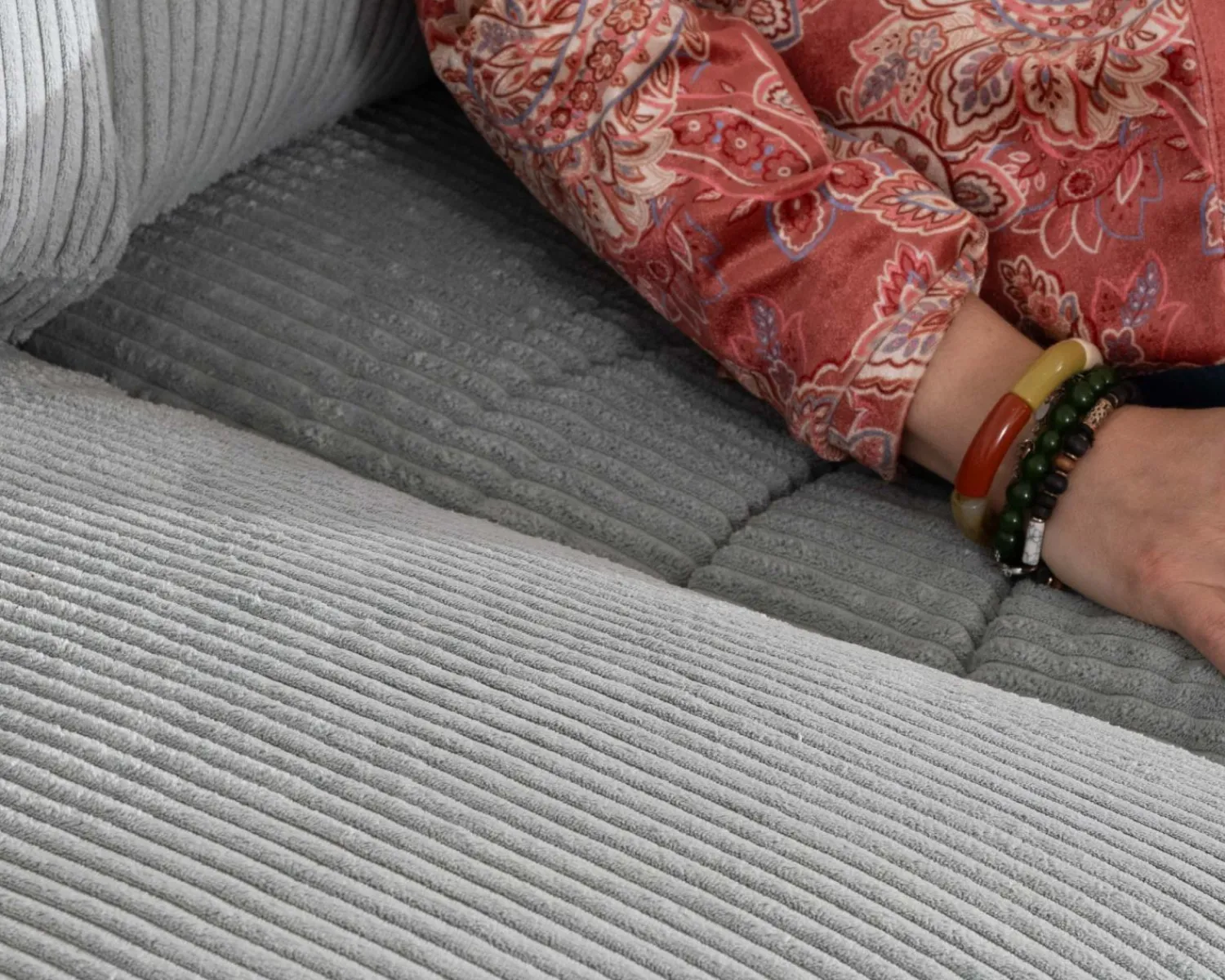 Meuble House Grand canapé moelleux avec pouf modulaire "Tuléar" en velours côtelé bleu grisé Hot