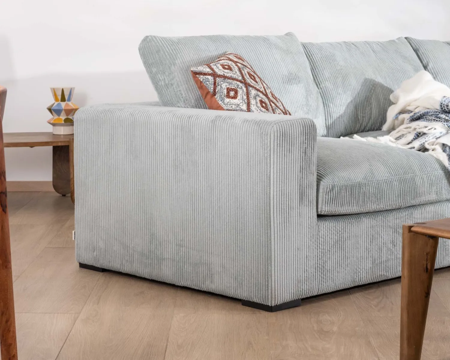 Meuble House Grand canapé moelleux avec pouf modulaire "Tuléar" en velours côtelé bleu grisé Hot