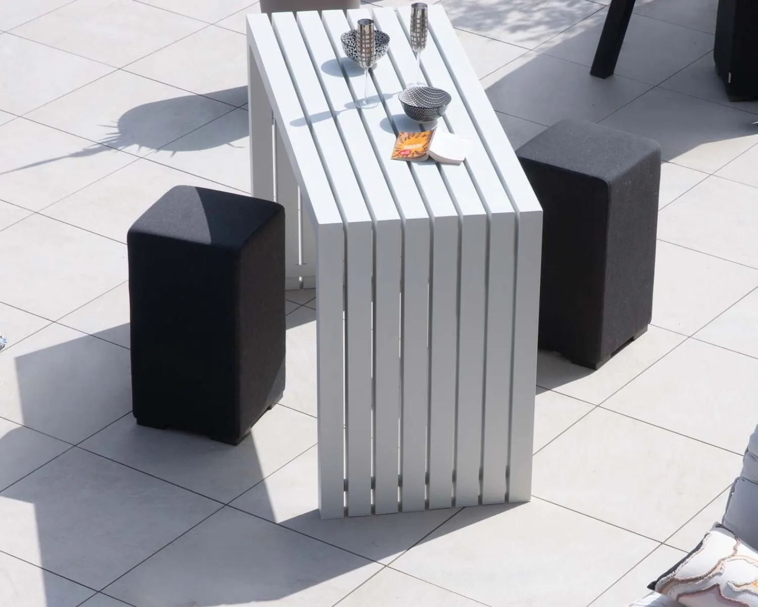 Meuble House Grande table de bar épurée en aluminium blanc 200cm "Java Island" Discount
