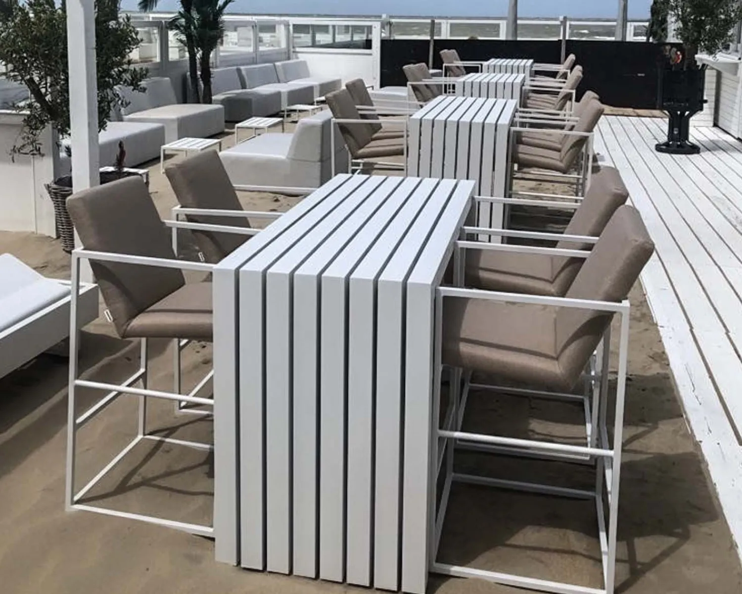 Meuble House Grande table de bar épurée en aluminium blanc 200cm "Java Island" Discount