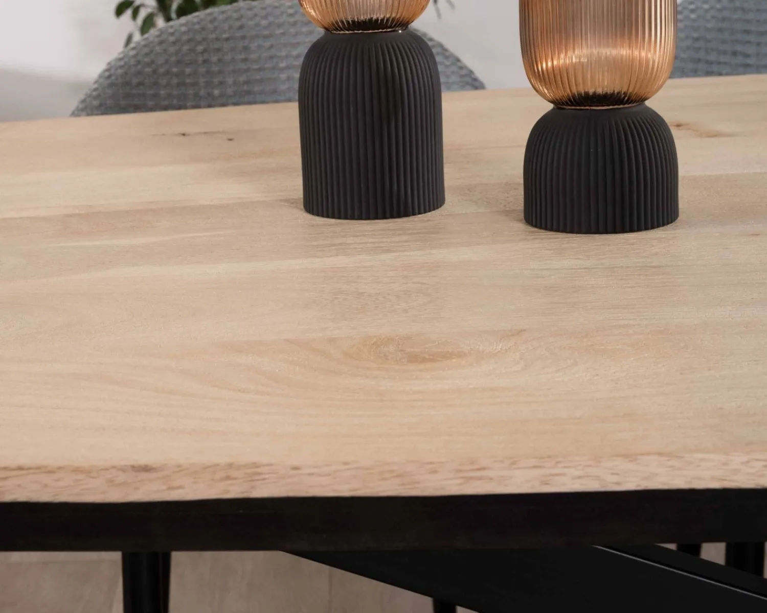 Meuble House Grande table de repas 300cm manguier massif finition sablée bords biseautés noirs et pieds étoile "Pise" Sale