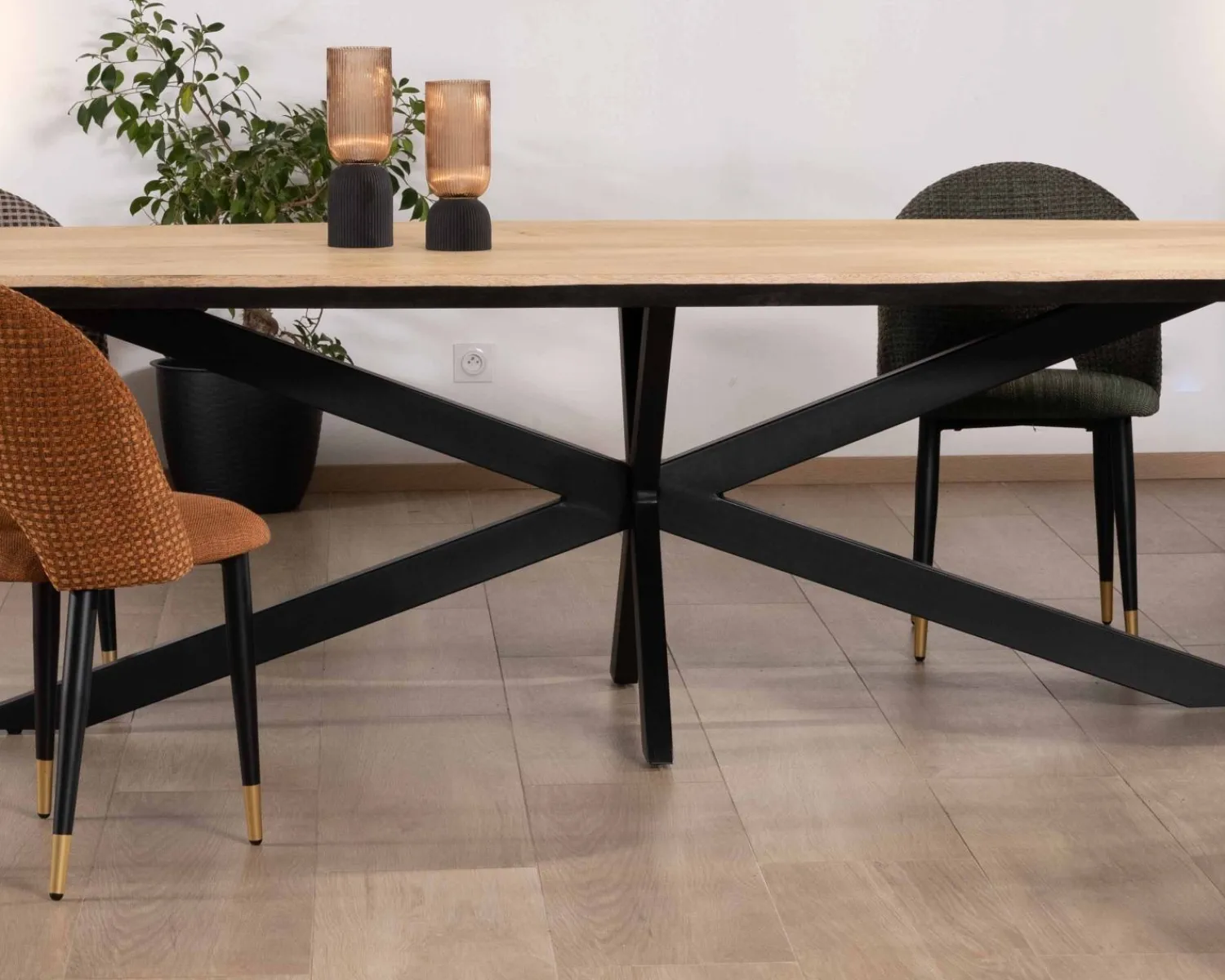 Meuble House Grande table de repas 300cm manguier massif finition sablée bords biseautés noirs et pieds étoile "Pise" Sale
