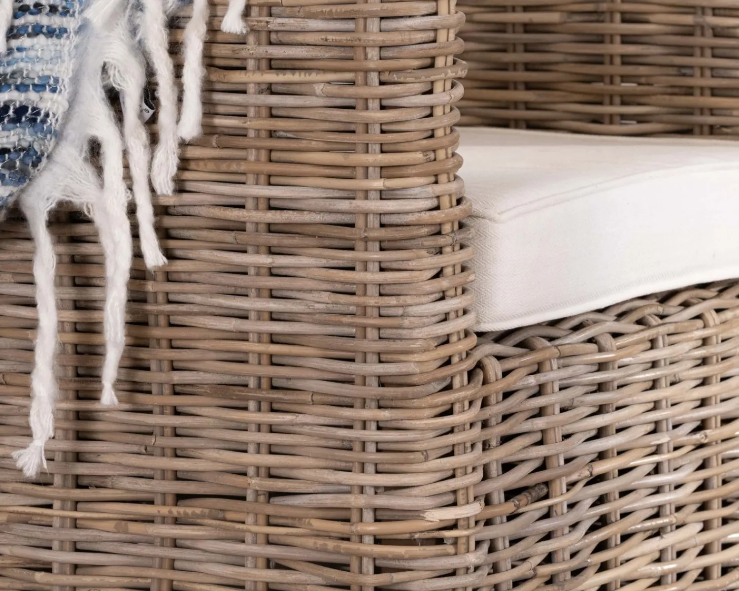 Meuble House Grand fauteuil de jardin confort en kubu grisé et tissu "Balangan Beach"