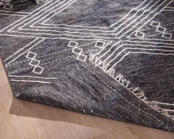 Meuble House Grand tapis ethnique noir motifs brodés blancs