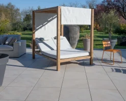 Meuble House Lit de jardin en teck et tissu spécial extérieur gris clair