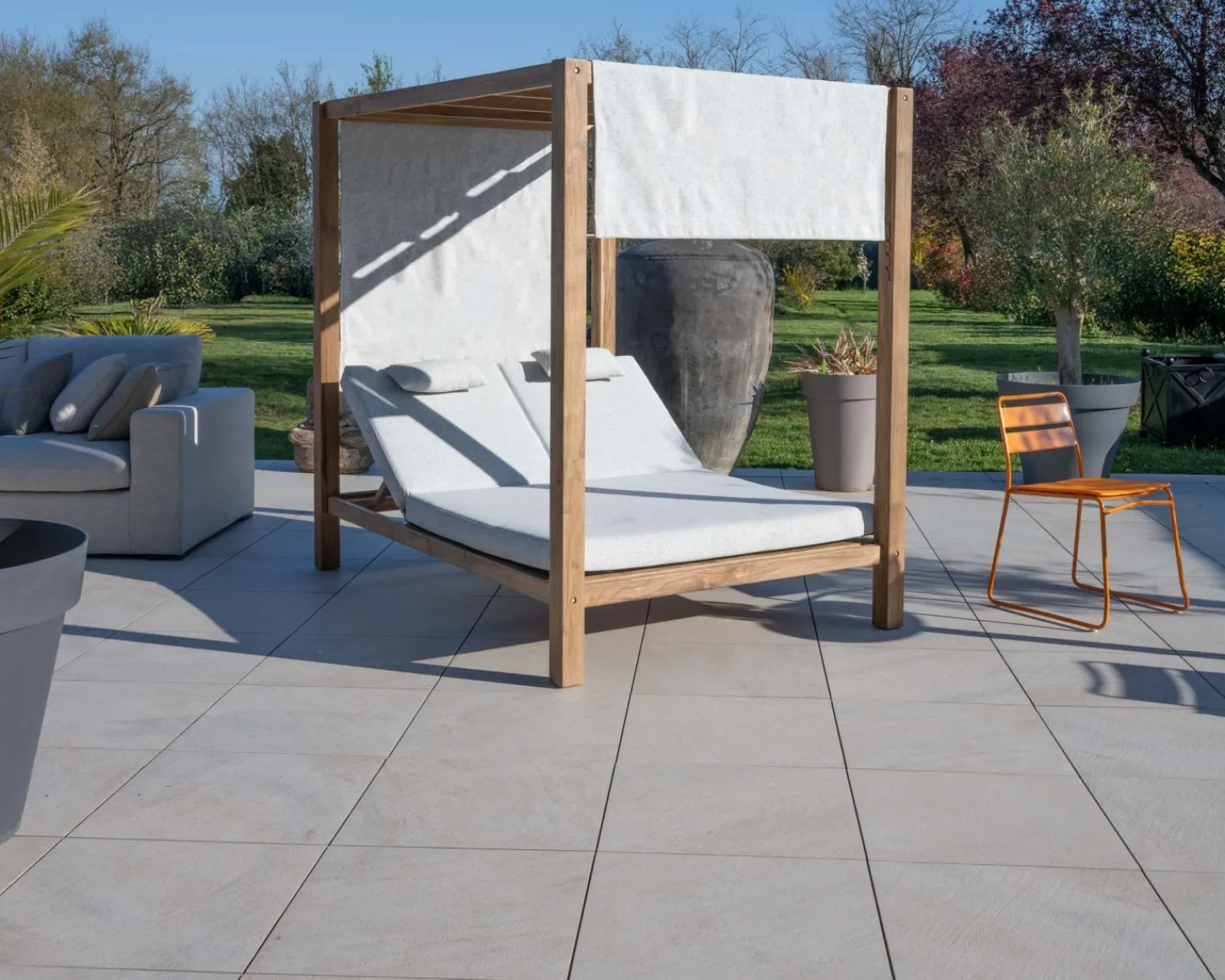 Meuble House Lit de jardin en teck et tissu spécial extérieur gris clair "Eclipse" Discount