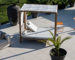 Meuble House Lit de jardin en teck et tissu spécial extérieur gris clair