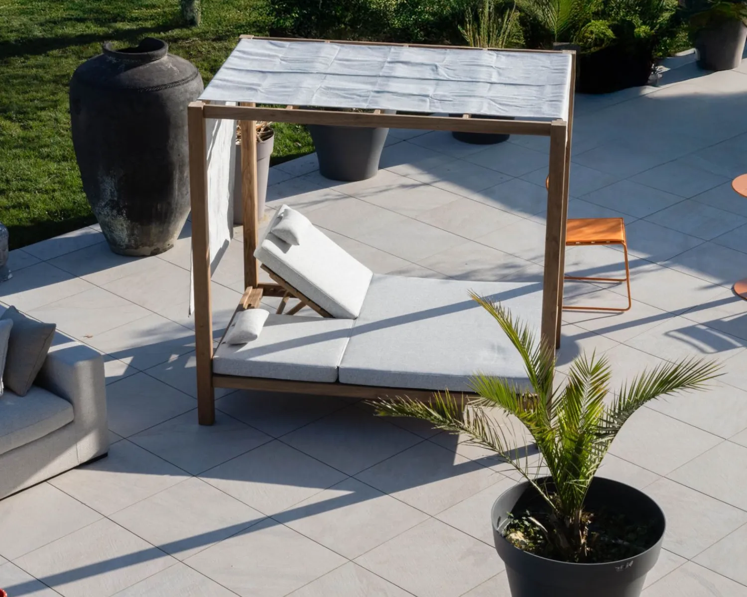 Meuble House Lit de jardin en teck et tissu spécial extérieur gris clair "Eclipse" Discount