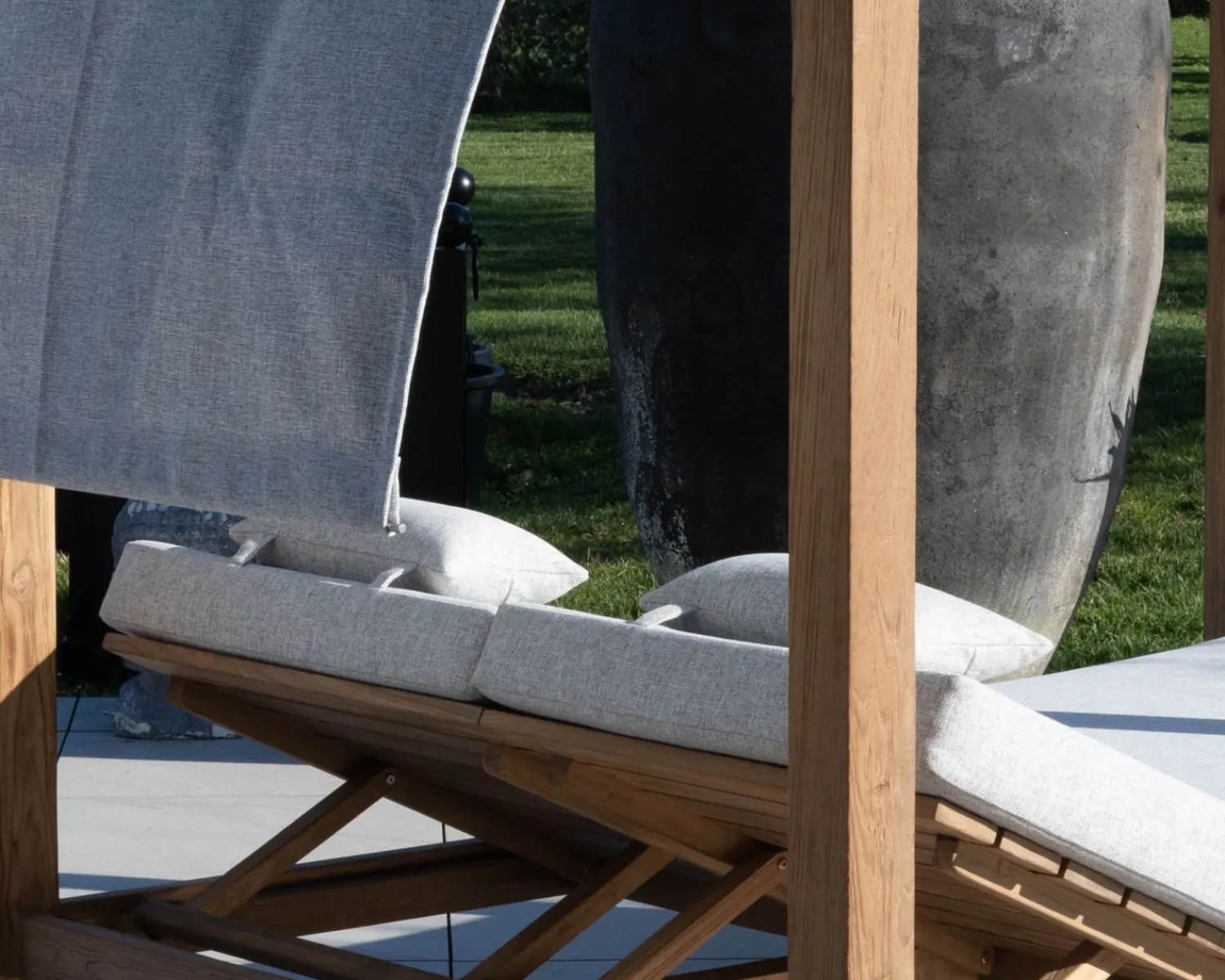 Meuble House Lit de jardin en teck et tissu spécial extérieur gris clair "Eclipse" Discount