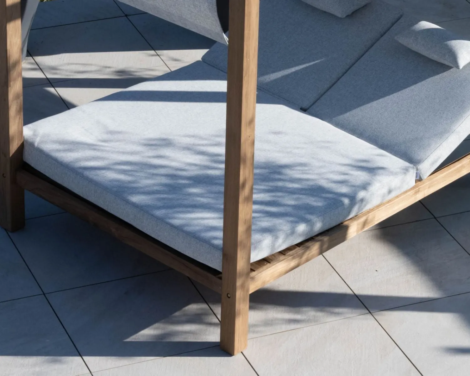 Meuble House Lit de jardin en teck et tissu spécial extérieur gris clair "Eclipse" Discount