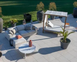 Meuble House Lit de jardin en teck et tissu spécial extérieur gris clair