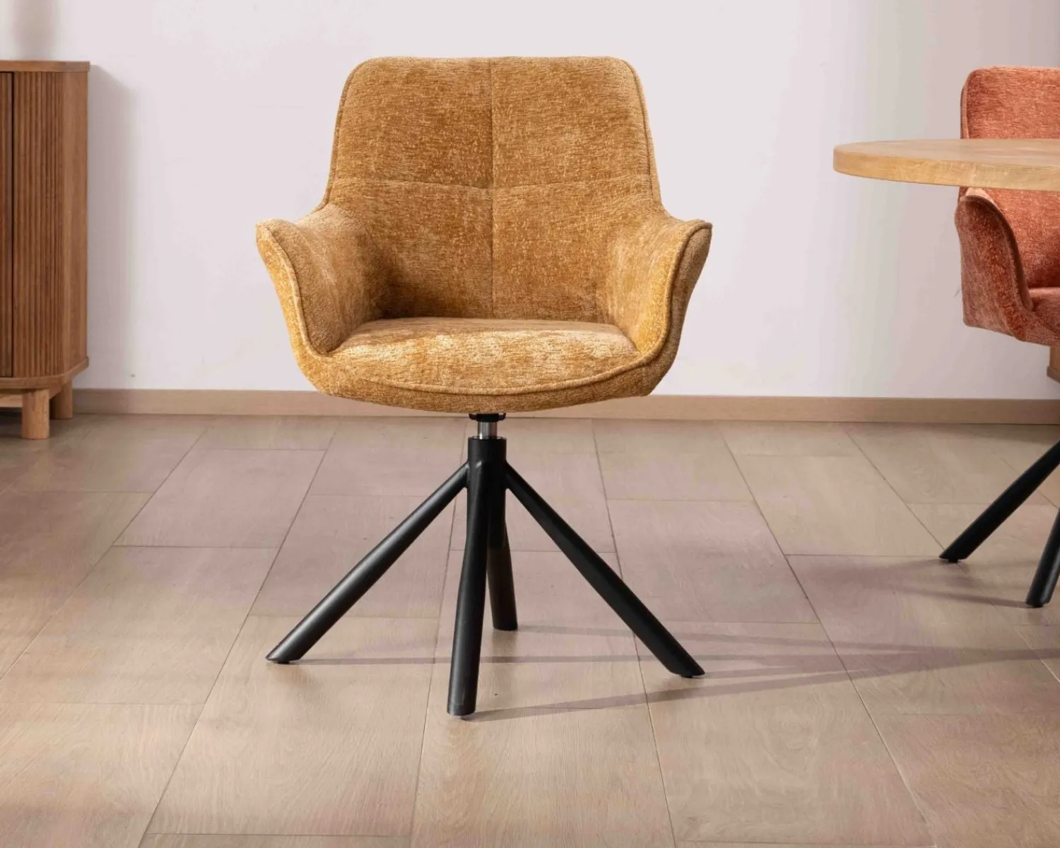 Meuble House Lot de 2 chaises avec accoudoirs en tissu jaune et pied métal pivotant "Ewing" Hot
