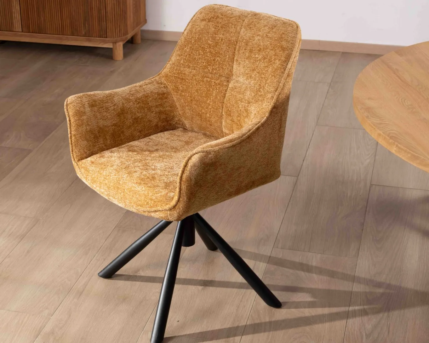 Meuble House Lot de 2 chaises avec accoudoirs en tissu jaune et pied métal pivotant "Ewing" Hot