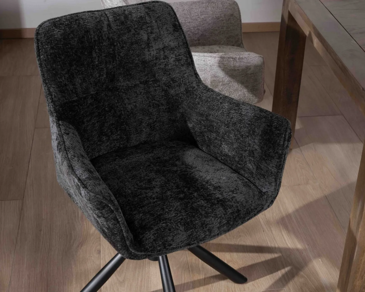 Meuble House Lot de 2 chaises avec accoudoirs en tissu noir et pied métal pivotant "Ewing" Online